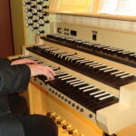 Showing the Keyboard of the organ, presets etc.